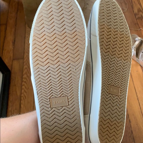 Super cute NWT Toms - Picture 3 of 4